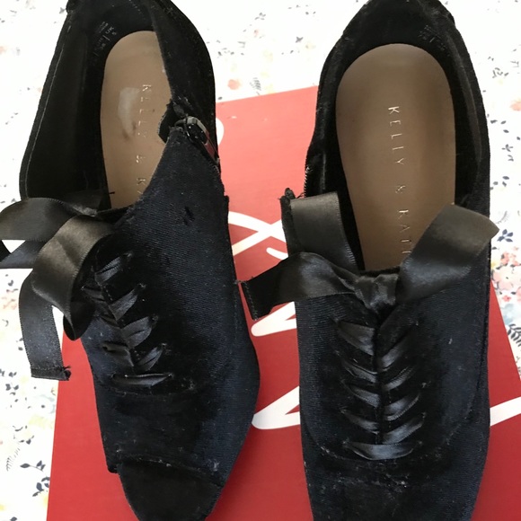 Black velvet shoes only worn once—size 7 1/2 - Picture 2 of 7